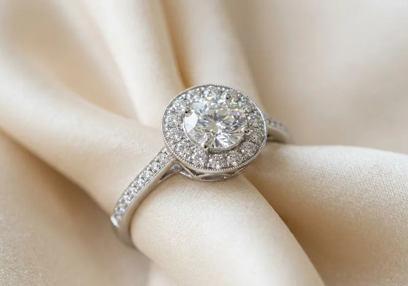 Halo engagement ring with diamond halo setting — complete guide by Diagem